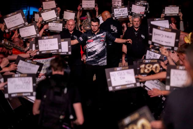 2026 BetMGM Premier League Darts, Night 16, Sheffield Gian van Veen walks on during the 2026 BetMGM Premier League Darts, Night 16 at the Utilita Arena, Sheffield, England on 21 May 2026 Credit: Alex Young Every Second Media Editorial use only. All images are copyright Every Second Media Limited. No images may be reproduced without prior permission. Copyright: xIMAGO EveryxSecondxMediax ESM-2003-0031 AlexxYoungx xEveryxSecondxMediax