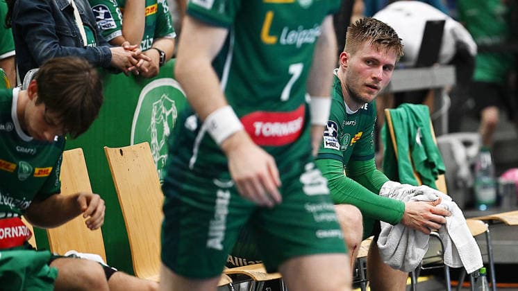 Handball Bundesliga, Season 2025 2026, Matchday 32, SC DHfK Leipzig vs MT Melsungen 21 05 2026 Disappointment among players from Leipzig after the defeat in the Handball Bundesliga match DHfK Leipzig vs MT Melsungen 21 05 2026 On display Staffan Peter Outfielder DHfK Leipzig, back number 18 , Franz Semper Outfielder DHfK Leipzig, back number 32 Leipzig Saxony Germany QUARTERBACK Immobilien Arena Am Sportforum 2