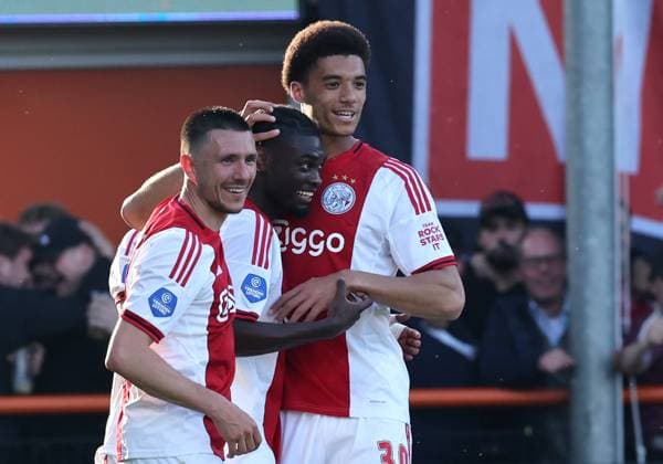 VOLENDAM lr Ajax player Steven Berghuis with Ajax player Jorthy Mokio, who scored, and Ajax player Aaron Bouwman during the Dutch Eredivisie match between Ajax and FC Groningen at Kras Stadium on May 21, 2026, in Volendam, the Netherlands Photo by DeFodi Images