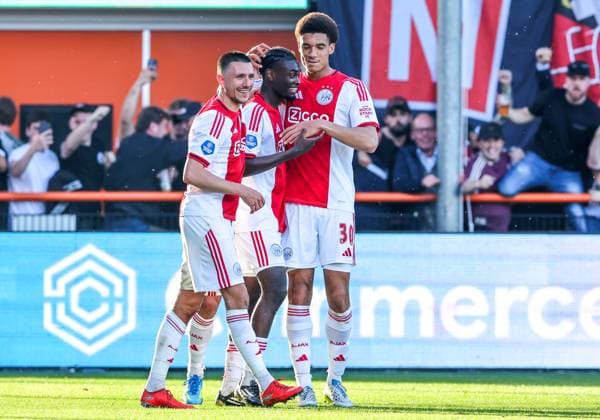 VOLENDAM lr Ajax player Steven Berghuis with Ajax player Jorthy Mokio, who scored, and Ajax player Aaron Bouwman during the Dutch Eredivisie match between Ajax and FC Groningen at Kras Stadium on May 21, 2026, in Volendam, the Netherlands Photo by DeFodi Images
