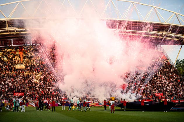 2026-05-21 FC Utrecht v SC Heerenveen - Dutch Eredivisie Conference League Play Offs Semi-Final UTRECHT, NETHERLANDS - MAY 21: players of FC Utrecht, players of SC Heerenveen enter the field with fireworks in the background during the Dutch Eredivisie Conference League Play Offs Semi-Final match between FC Utrecht and SC Heerenveen at Stadion Galgenwaard on May 21, 2026 in Utrecht, Netherlands. Utrecht Stadion Galgenwaard Netherlands Content not available for redistribution in The Netherlands directly or indirectly through any third parties. Copyright: xGabrielxCalvinoxAlonsox