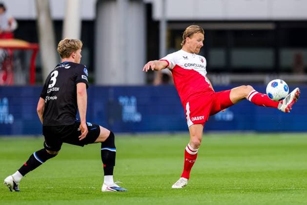 UTRECHT , 21-05-2026 , Stadion Galgenwaard , season 2025 2026 , play-offs for European football , Dutch football Eredivisie , match between Utrecht - Heerenveen , picture shows FC Utrecht player Dani de Wit controls the ball Utrecht - Heerenveen (play off)  x203867739x Copyright:
