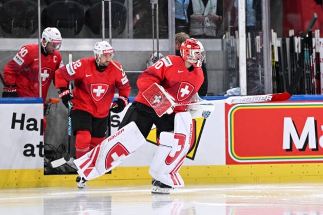 ZURICH, SWITZERLAND MAY 21 goalkeeper Reto Berra of Switzerland enters the ice for his first game of the tournament during the 2026 IIHF Ice Hockey World Championship Switzerland game between Switzerland and Great Britain at Swiss Life Arena on May 21, 2026 in Zurich, Zurich Zurich Swiss Life Arena Zurich Switzerland Switzerland Copyright: xJustPictures.ch AndreaxBrancax jp-en-EuSpIm-JP7_ANB_Sui_GB_21052026_0768