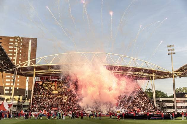 UTRECHT - Fireworks by Utrecht fans during the Conference League play-off match between FC Utrecht and sc Heernveen at Galgenwaard Stadium on May 21, 2026, in Utrecht, the Netherlands. BART STOUTJESDIJK ANP play-offs Conference League 2025-2026 xVIxANPxSportx xxANPxIVx 558979027 originalFilename: 558979027.jpg
