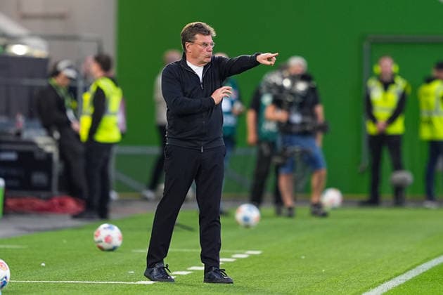 21 05 2026, xydrx, Men, Soccer, Relegation first leg, 1 Bundesliga, VfL Wolfsburg SC Paderborn 07, Season 2025 2026, Volkswagen Arena Dieter Hecking Head Coach VfL Wolfsburg gesticulating DFB regulations prohibit any use of photographs as image sequences and or quasi video Copyright: HMBxMedia YannisxDreimann