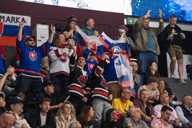 FRIBOURG, FRIBOURG - MAY 21: Slovakia supporters celebrate during the 2026 IIHF World Championship, WM, Weltmeisterschaft Preliminary Round Group B match between Denmark and Slovakia at BCF Arena on May 21, 2026 in Fribourg, Fribourg, Switzerland. Copyright: xLivioxBaeriswylx xSPPx Sportspressphoto_SPR151253