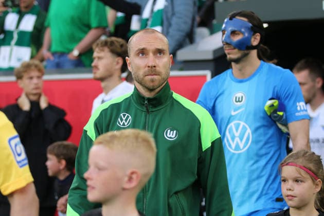 21 05 2026 Soccer men 2025 2026 Bundesliga relegation first leg VfL Wolfsburg SC Paderborn Volkswagen Arena Wolfsburg Christian Eriksen Wolfsburg, 24, green looks in the direction of the Wolfsburg fan curve during the run-in Lower Saxony Germany
