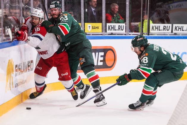 RUSSIA, KAZAN - MAY 21, 2026: Lokomotov Yaroslavl s Artur Kayumov, Ak Bars Dmitry Yashkin and Stepan terekhov (L-R) fight for the puck in Leg 6 of the 2025 26 Kontinental Hockey League Gagarin Cup final playoff tie between Ak Bars Kazan and Lokomotiv Yaroslavl at Tatneft Arena. Sergei Savostyanov TASS  92842946