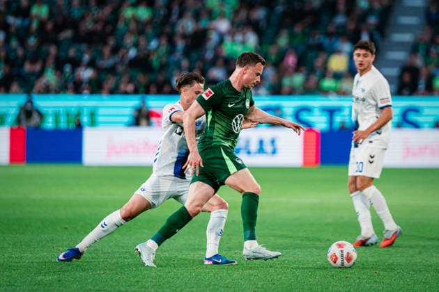 Relegation VfL Wolfsburg vs SC Paderborn, 21 05 2026 Jonah Benedict Sticker SC Paderborn 07, 3 vs Yannick Gerhardt VfL Wolfsburg, 31 Soccer, 1 Bundesliga, Relegation, First leg VfL Wolfsburg vs SC Paderborn on 21 05 2026 at Volkswagen Arena, Wolfsburg DFL REGULATIONS PROHIBIT ANY USE OF PHOTOGRAPHS AS IMAGE SEQUENCES AND OR QUASI VIDEO Copyright: xBEAUTIFULxSPORTS Tonhäuserx