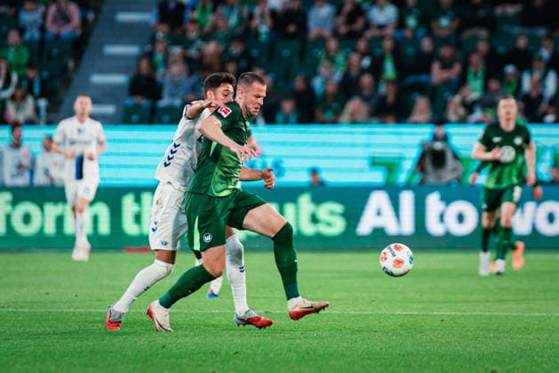 Relegation VfL Wolfsburg vs SC Paderborn, 21 05 2026 Stefano Marino SC Paderborn 07, 30 vs Denis Vavro VfL Wolfsburg, 3 in duel Football, 1 Bundesliga, Relegation, First leg VfL Wolfsburg vs SC Paderborn on 21 05 2026 at Volkswagen Arena, Wolfsburg DFL REGULATIONS PROHIBIT ANY USE OF PHOTOGRAPHS AS IMAGE SEQUENCES AND OR QUASI VIDEO Copyright: xBEAUTIFULxSPORTS Tonhäuserx