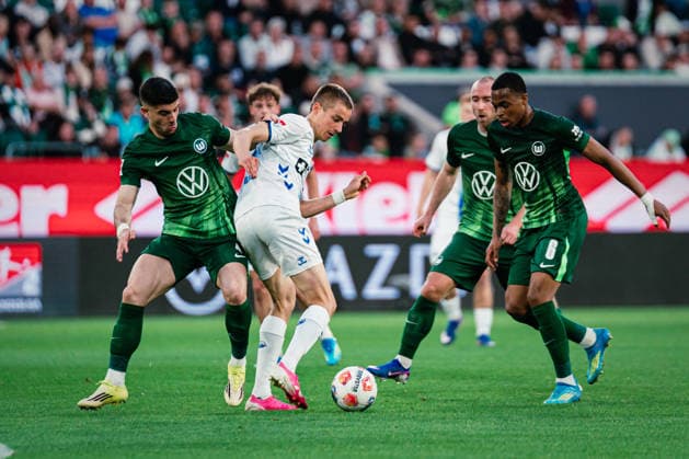 Relegation VfL Wolfsburg vs SC Paderborn, 21 05 2026 Filip Bilbija SC Paderborn 07, 7 vs Konstantinos Koulierakis VfL Wolfsburg, 4 in duel Football, 1 Bundesliga, Relegation, First leg VfL Wolfsburg vs SC Paderborn on 21 05 2026 at Volkswagen Arena, Wolfsburg DFL REGULATIONS PROHIBIT ANY USE OF PHOTOGRAPHS AS IMAGE SEQUENCES AND OR QUASI VIDEO Copyright: xBEAUTIFULxSPORTS Tonhäuserx