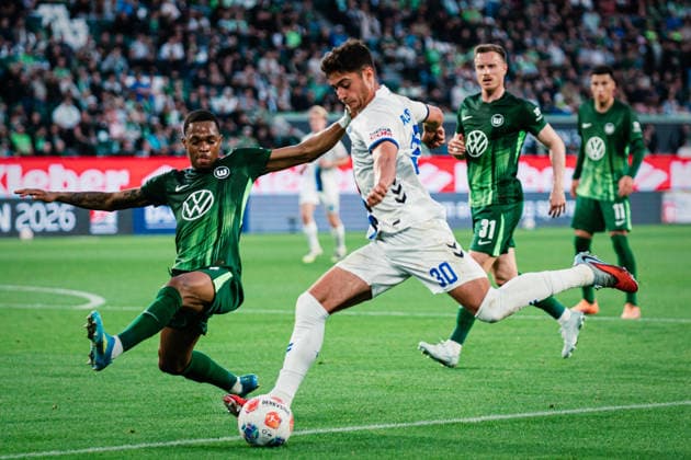 Relegation VfL Wolfsburg vs SC Paderborn, 21 05 2026 Stefano Marino SC Paderborn 07, 30 crosses, Saël Kumbedi VfL Wolfsburg, 26 goes in between, duel soccer, 1 Bundesliga, relegation, first leg VfL Wolfsburg vs SC Paderborn on 21 05 2026 at the Volkswagen Arena, Wolfsburg DFL REGULATIONS PROHIBIT ANY USE OF PHOTOGRAPHS AS IMAGE SEQUENCES AND OR QUASI VIDEO Copyright: xBEAUTIFULxSPORTS Tonhäuserx