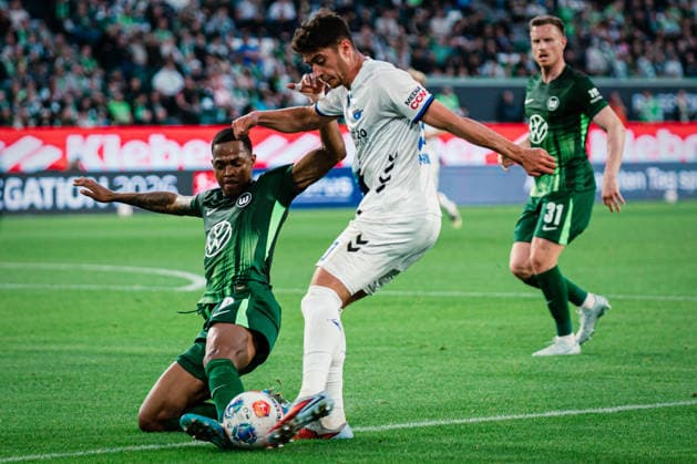 Relegation VfL Wolfsburg vs SC Paderborn, 21 05 2026 Stefano Marino SC Paderborn 07, 30 crosses, Saël Kumbedi VfL Wolfsburg, 26 goes in between, duel soccer, 1 Bundesliga, relegation, first leg VfL Wolfsburg vs SC Paderborn on 21 05 2026 at the Volkswagen Arena, Wolfsburg DFL REGULATIONS PROHIBIT ANY USE OF PHOTOGRAPHS AS IMAGE SEQUENCES AND OR QUASI VIDEO Copyright: xBEAUTIFULxSPORTS Tonhäuserx