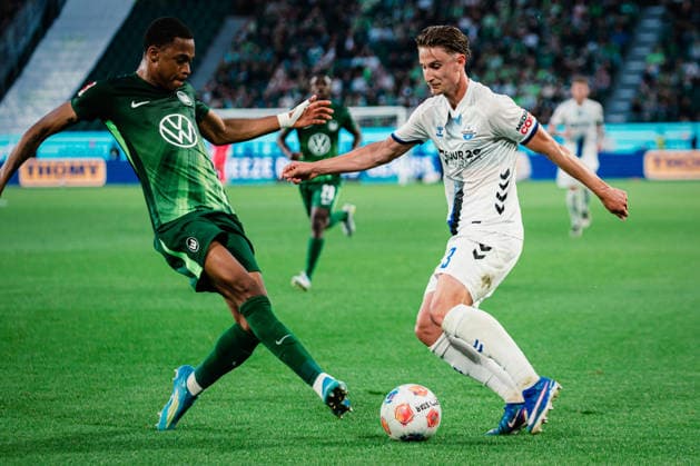 Relegation VfL Wolfsburg vs SC Paderborn, 21 05 2026 Saël Kumbedi VfL Wolfsburg, 26 vs Jonah Benedict Sticker SC Paderborn 07, 3 in duel Football, 1 Bundesliga, Relegation, First leg VfL Wolfsburg vs SC Paderborn on 21 05 2026 at Volkswagen Arena, Wolfsburg DFL REGULATIONS PROHIBIT ANY USE OF PHOTOGRAPHS AS IMAGE SEQUENCES AND OR QUASI VIDEO Copyright: xBEAUTIFULxSPORTS Tonhäuserx