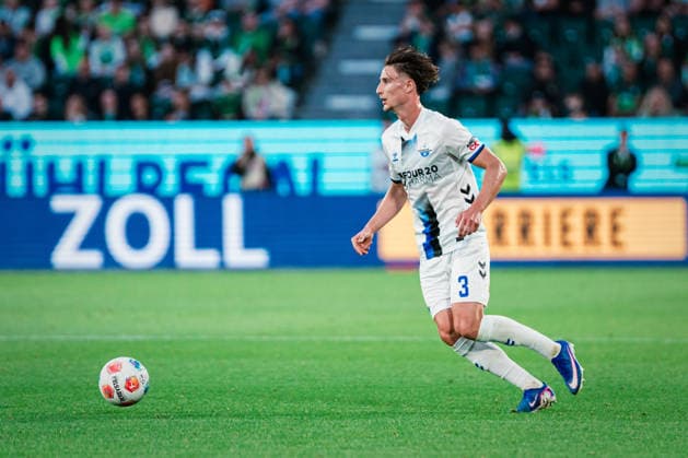 Relegation VfL Wolfsburg vs SC Paderborn, 21 05 2026 Jonah Benedict Sticker SC Paderborn 07, 3 on the ball Football, 1 Bundesliga, Relegation, First leg VfL Wolfsburg vs SC Paderborn on 21 05 2026 at Volkswagen Arena, Wolfsburg DFL REGULATIONS PROHIBIT ANY USE OF PHOTOGRAPHS AS IMAGE SEQUENCES AND OR QUASI VIDEO Copyright: xBEAUTIFULxSPORTS Tonhäuserx