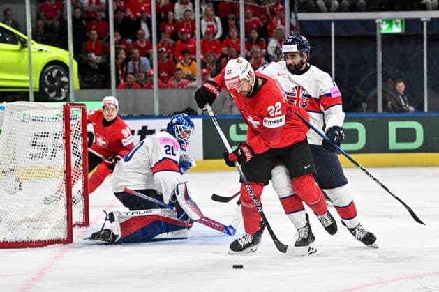 ZURICH, SWITZERLAND MAY 21 Nino Niederreiter of Switzerland tries to score against goalkeeper Mat Robson of Great Britain during the 2026 IIHF Ice Hockey World Championship Switzerland game between Switzerland and Great Britain at Swiss Life Arena on May 21, 2026 in Zurich, Zurich Zurich Swiss Life Arena Zurich Switzerland Copyright: xJustPictures.ch AndreaxBrancax jp-en-EuSpIm-JP7_ANB_Sui_GB_21052026_1120