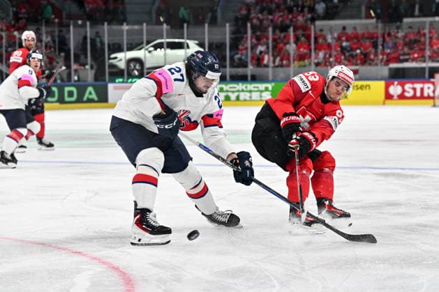 ZURICH, SWITZERLAND MAY 21 Theo Rochette of Switzerland and Cole Shudra of Great Britain in a battle for the puck during the 2026 IIHF Ice Hockey World Championship Switzerland game between Switzerland and Great Britain at Swiss Life Arena on May 21, 2026 in Zurich, Zurich Zurich Swiss Life Arena Zurich Switzerland Copyright: xJustPictures.ch AndreaxBrancax jp-en-EuSpIm-JP7_ANB_Sui_GB_21052026_1173