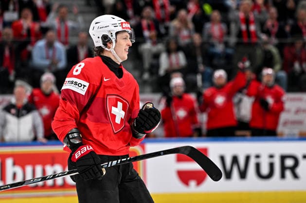 ZURICH, SWITZERLAND MAY 21 Simon Knak of Switzerland celebrates his goal during the 2026 IIHF Ice Hockey World Championship Switzerland game between Switzerland and Great Britain at Swiss Life Arena on May 21, 2026 in Zurich, Zurich Zurich Swiss Life Arena Zurich Switzerland Copyright: xJustPictures.ch AndreaxBrancax jp-en-EuSpIm-JP7_ANB_Sui_GB_21052026_1219