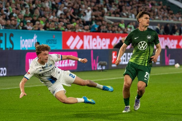 Germany Soccer, Relegation 2026, First leg, VfL Wolfsburg SC Paderborn on 21 05 in Wolfsburg, Volkswagen Arena Ruben Müller SC Paderborn 2 Joakim Maehle VfL Wolfsburg 21 Copyright: xSvenxHeidmannx