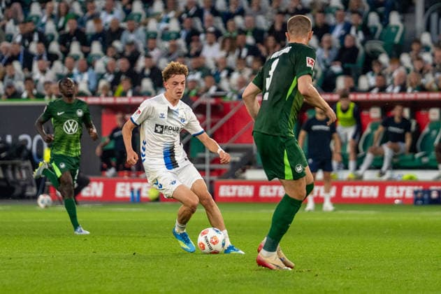 Germany Soccer, Relegation 2026, First leg, VfL Wolfsburg SC Paderborn on 21 05 in Wolfsburg, Volkswagen Arena Ruben Müller SC Paderborn 2 on the ball Copyright: xSvenxHeidmannx