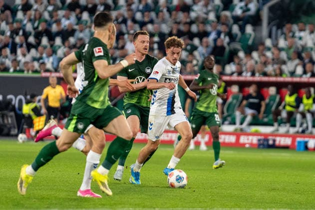Germany Soccer, Relegation 2026, First leg, VfL Wolfsburg SC Paderborn on 21 05 in Wolfsburg, Volkswagen Arena Ruben Müller SC Paderborn 2 on the ball Copyright: xSvenxHeidmannx