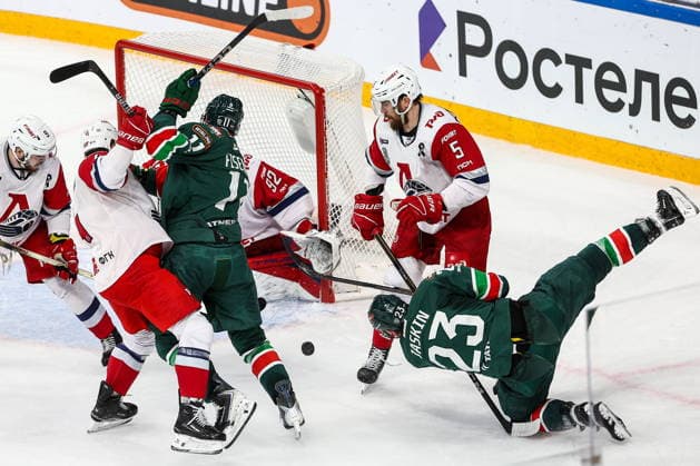 RUSSIA, KAZAN - MAY 21, 2026: A fight breaks out in Leg 6 of the 2025 26 Kontinental Hockey League Gagarin Cup final playoff tie between Ak Bars Kazan and Lokomotiv Yaroslavl at Tatneft Arena. Yegor Aleyev TASS  92842408