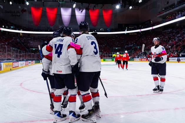 ZURICH, SWITZERLAND - MAY 21: Joshua Waller (Great Britain, 92) and Team during their goal celebration during the Preliminary Round - Group A Match 31 between Switzerland and Great Britain at the IIHF Ice hockey, Eishockey World Championship, WM, Weltmeisterschaft 2026, Swiss Life Arena on May 21, 2026 in Zurich, Switzerland. Zurich Switzerland Copyright: xTimoxSteinx