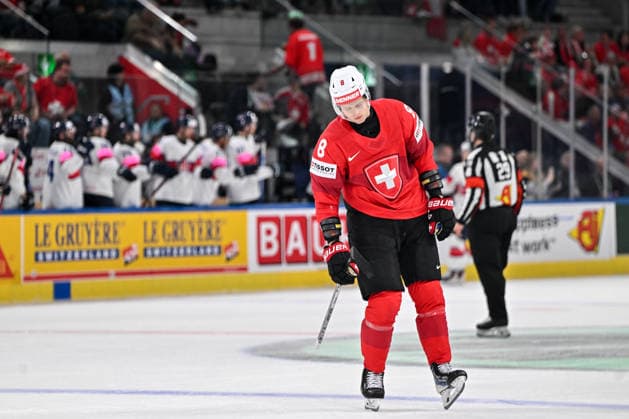 ZURICH, SWITZERLAND MAY 21 Simon Knak of Switzerland disappointed after a goal against during the 2026 IIHF Ice Hockey World Championship Switzerland game between Switzerland and Great Britain at Swiss Life Arena on May 21, 2026 in Zurich, Zurich Zurich Swiss Life Arena Zurich Switzerland Copyright: xJustPictures.ch AndreaxBrancax jp-en-EuSpIm-JP7_ANB_Sui_GB_21052026_1673