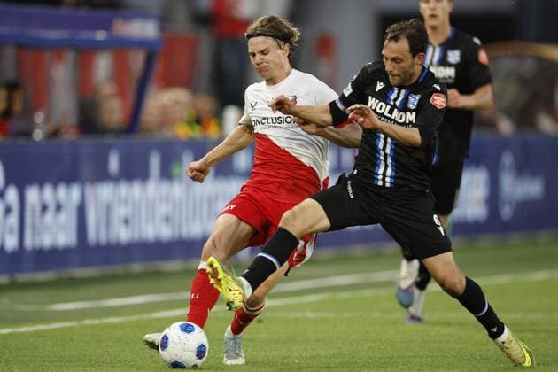 UTRECHT - (lr) Niklas Vesterlund of FC Utrecht, Joris van Overeem of sc Heerenveen during the Conference League play-off match between FC Utrecht and sc Heerenveen at Galgenwaard Stadium on 21 May 2026 in Utrecht, the Netherlands. BART STOUTJESDIJK ANP play-offs Conference League 2025-2026 xVIxANPxSportx xxANPxIVx 558981885 originalFilename: 558981885.jpg