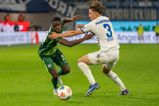 Germany Soccer, Relegation 2026, First leg, VfL Wolfsburg SC Paderborn on 21 05 in Wolfsburg, Volkswagen Arena Sael Kumbedi VfL Wolfsburg 26 Jonah Sticker SC Paderborn 3 duel Copyright: xSvenxHeidmannx