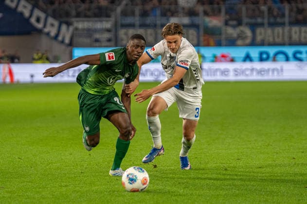 Germany Soccer, Relegation 2026, First leg, VfL Wolfsburg SC Paderborn on 21 05 in Wolfsburg, Volkswagen Arena Sael Kumbedi VfL Wolfsburg 26 Jonah Sticker SC Paderborn 3 duel Copyright: xSvenxHeidmannx