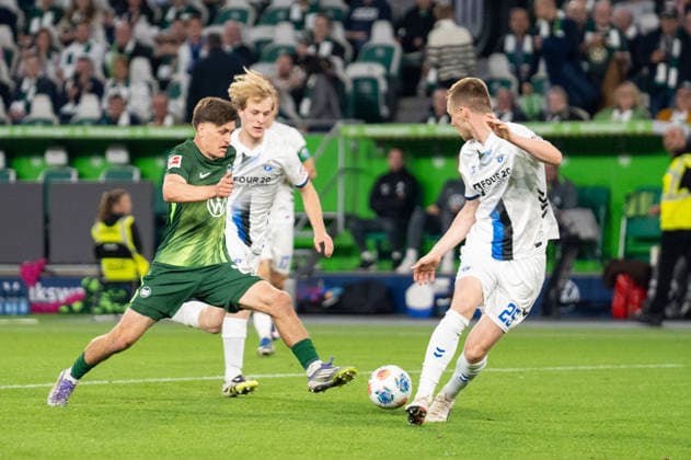 Germany Soccer, Relegation 2026, First leg, VfL Wolfsburg SC Paderborn on 21 05 in Wolfsburg, Volkswagen Arena Joakim Maehle VfL Wolfsburg 21 Tjark Scheller SC Paderborn 25 Copyright: xSvenxHeidmannx