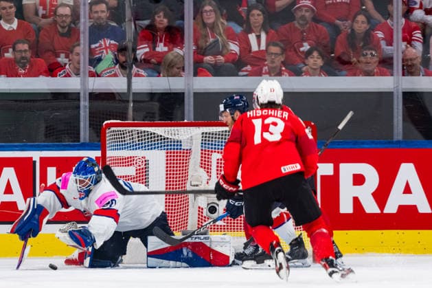 ZURICH, SWITZERLAND - MAY 21: Mat Robson (Great Britain, 20) catching puck during the Preliminary Round - Group A Match 31 between Switzerland and Great Britain at the IIHF Ice hockey, Eishockey World Championship, WM, Weltmeisterschaft 2026, Swiss Life Arena on May 21, 2026 in Zurich, Switzerland. Zurich Switzerland Copyright: xTimoxSteinx