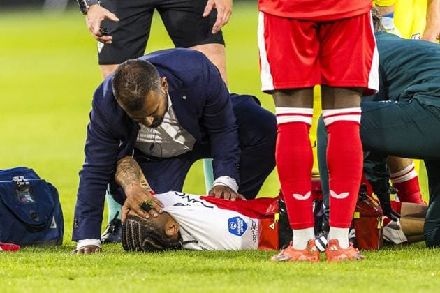 UTRECHT , 21-05-2026 , Stadion Galgenwaard , season 2025 2026 , play-offs for European football , Dutch football Eredivisie , match between Utrecht - Heerenveen , picture showsUtrecht player Alonzo Engwanda leaves pitch with injury Utrecht - Heerenveen (play off)  x203868427x Copyright: