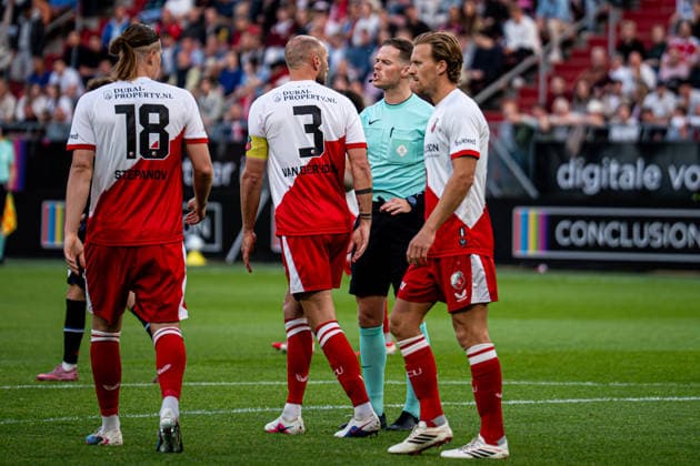 2026-05-21 FC Utrecht v SC Heerenveen - Dutch Eredivisie Conference League Play Offs Semi-Final UTRECHT, NETHERLANDS - MAY 21: Mike van der Hoorn of FC Utrecht talking to referee Jannick van der Laan during the Dutch Eredivisie Conference League Play Offs Semi-Final match between FC Utrecht and SC Heerenveen at Stadion Galgenwaard on May 21, 2026 in Utrecht, Netherlands. Utrecht Stadion Galgenwaard Netherlands Content not available for redistribution in The Netherlands directly or indirectly through any third parties. Copyright: xGabrielxCalvinoxAlonsox