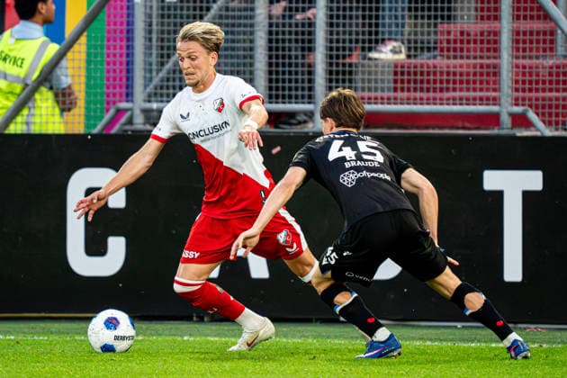2026-05-21 FC Utrecht v SC Heerenveen - Dutch Eredivisie Conference League Play Offs Semi-Final UTRECHT, NETHERLANDS - MAY 21: Jesper Karlsson of FC Utrecht, Oliver Braude of SC Heerenveen battle for the ball during the Dutch Eredivisie Conference League Play Offs Semi-Final match between FC Utrecht and SC Heerenveen at Stadion Galgenwaard on May 21, 2026 in Utrecht, Netherlands. Utrecht Stadion Galgenwaard Netherlands Content not available for redistribution in The Netherlands directly or indirectly through any third parties. Copyright: xGabrielxCalvinoxAlonsox