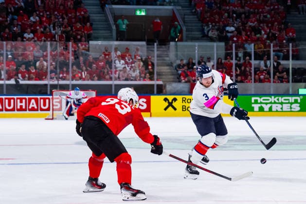 ZURICH, SWITZERLAND - MAY 21: ThÃ o Rochette (Switzerland, 93) trying to stop Liam Steele (Great Britain, 3) during the Preliminary Round - Group A Match 31 between Switzerland and Great Britain at the IIHF Ice hockey, Eishockey World Championship, WM, Weltmeisterschaft 2026, Swiss Life Arena on May 21, 2026 in Zurich, Switzerland. Zurich Switzerland Copyright: xTimoxSteinx