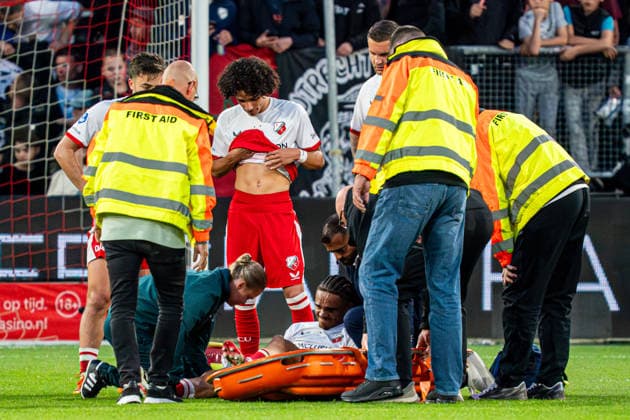 2026-05-21 FC Utrecht v SC Heerenveen - Dutch Eredivisie Conference League Play Offs Semi-Final UTRECHT, NETHERLANDS - MAY 21: Alonzo Engwanda of FC Utrecht gets carried away injured on a stretcher during the Dutch Eredivisie Conference League Play Offs Semi-Final match between FC Utrecht and SC Heerenveen at Stadion Galgenwaard on May 21, 2026 in Utrecht, Netherlands. Utrecht Stadion Galgenwaard Netherlands Content not available for redistribution in The Netherlands directly or indirectly through any third parties. Copyright: xGabrielxCalvinoxAlonsox
