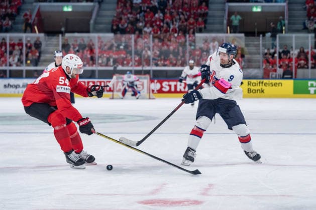 21 05 2026, Zurich, Swiss Life Arena, Ice Hockey World Championships Switzerland Great Britain, 9 Brett Perlini Great Britain , 54 Christian Marti Switzerland Zurich Swiss Life Arena Zurich Switzerland Copyright: xJustPictures.ch StefanxEmchx jp-de-StEm-DSC0118820260521