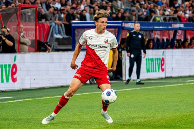 2026-05-21 FC Utrecht v SC Heerenveen - Dutch Eredivisie Conference League Play Offs Semi-Final UTRECHT, NETHERLANDS - MAY 21: Niklas Vesterlund of FC Utrecht dribbles during the Dutch Eredivisie Conference League Play Offs Semi-Final match between FC Utrecht and SC Heerenveen at Stadion Galgenwaard on May 21, 2026 in Utrecht, Netherlands. Utrecht Stadion Galgenwaard Netherlands Content not available for redistribution in The Netherlands directly or indirectly through any third parties. Copyright: xGabrielxCalvinoxAlonsox