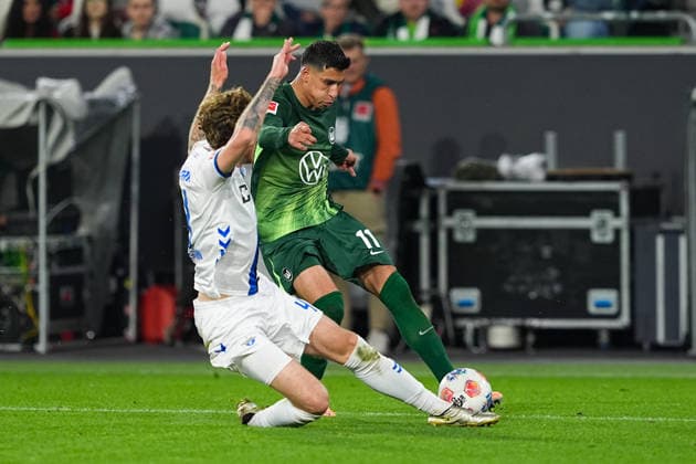 21 05 2026, xydrx, Herren, Fußball, Relegation first leg, 1 Bundesliga, VfL Wolfsburg SC Paderborn 07, Saison 2025 2026, Volkswagen Arena Calvin Brackelmann SC Paderborn, 4 im Zweikampf gegen Adam Daghim VfL Wolfsburg, 11 DFB regulations prohibit any use of photographs as image sequences and or quasi video Copyright: HMBxMedia YannisxDreimann
