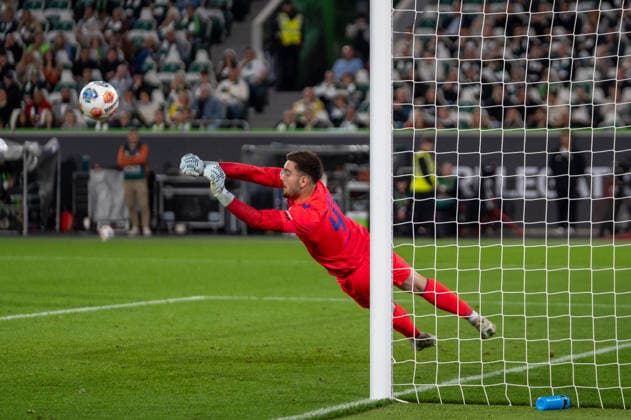 Deutschland: Fussball, Relegation 2026, Hinspiel, VfL Wolfsburg - SC Paderborn am 21.05. in Wolfsburg, Volkswagen Arena: Dennis Seimen (SC Paderborn 41) pariert den Freistoss von Christian Eriksen (VfL Wolfsburg 24) *** Germany Soccer, Relegation 2026, First leg, VfL Wolfsburg SC Paderborn on 21 05 in Wolfsburg, Volkswagen Arena Dennis Seimen SC Paderborn 41 saves the free kick from Christian Eriksen VfL Wolfsburg 24 Copyright: xSvenxHeidmannx