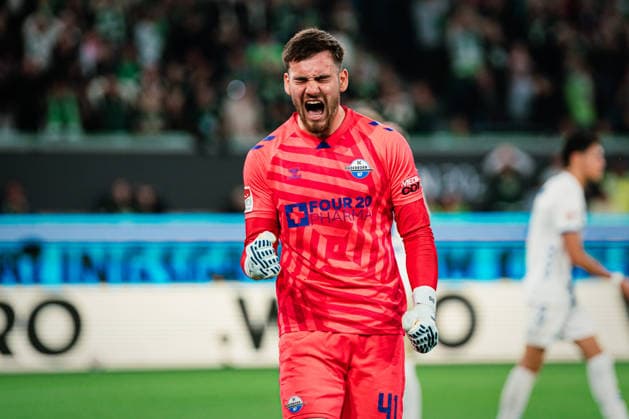 Relegation VfL Wolfsburg vs SC Paderborn, 21 05 2026 Dennis Seimen SC Paderborn 07, 41 cheers after holding shot Football, 1 Bundesliga, Relegation, First leg VfL Wolfsburg vs SC Paderborn on 21 05 2026 at Volkswagen Arena, Wolfsburg DFL REGULATIONS PROHIBIT ANY USE OF PHOTOGRAPHS AS IMAGE SEQUENCES AND OR QUASI VIDEO Copyright: xBEAUTIFULxSPORTS Tonhäuserx
