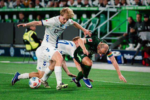 Relegation VfL Wolfsburg vs SC Paderborn, 21 05 2026 Mattes Hansen SC Paderborn 07, 22 vs Christian Dannemann Eriksen VfL Wolfsburg, 24 in duel Football, 1 Bundesliga, Relegation, First leg VfL Wolfsburg vs SC Paderborn on 21 05 2026 at Volkswagen Arena, Wolfsburg DFL REGULATIONS PROHIBIT ANY USE OF PHOTOGRAPHS AS IMAGE SEQUENCES AND OR QUASI VIDEO Copyright: xBEAUTIFULxSPORTS Tonhäuserx
