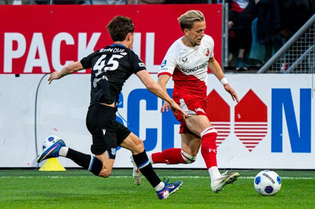 2026-05-21 FC Utrecht v SC Heerenveen - Dutch Eredivisie Conference League Play Offs Semi-Final UTRECHT, NETHERLANDS - MAY 21: Oliver Braude of SC Heerenveen, Jesper Karlsson of FC Utrecht battle for the ball during the Dutch Eredivisie Conference League Play Offs Semi-Final match between FC Utrecht and SC Heerenveen at Stadion Galgenwaard on May 21, 2026 in Utrecht, Netherlands. Utrecht Stadion Galgenwaard Netherlands Content not available for redistribution in The Netherlands directly or indirectly through any third parties. Copyright: xGabrielxCalvinoxAlonsox
