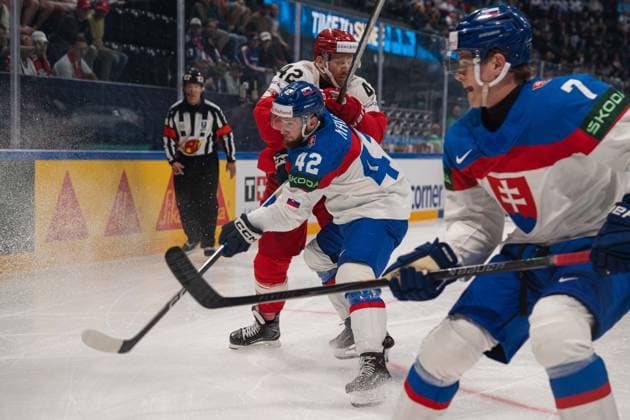 FRIBOURG, FRIBOURG - MAY 21: Phillip Bruggisser of Denmark battles with Aurel Naus and Maxim Strbak of Slovakia during the 2026 IIHF World Championship, WM, Weltmeisterschaft Preliminary Round Group B match between Denmark and Slovakia at BCF Arena on May 21, 2026 in Fribourg, Fribourg, Switzerland. Copyright: xLivioxBaeriswylx xSPPx Sportspressphoto_SPR151265