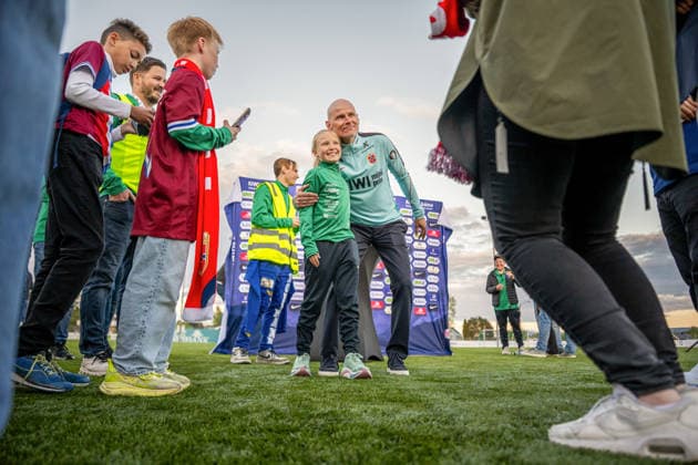 260521 Head coach Stale Solbakken of the Norwegian national football team with fans after a presentation of the squad selection ahead of the FIFA World Cup on May 21, 2026 in Grue Photo Vegard Grott BILDBYRAN kod VG VG0924 bbeng fotball fotboll soccer norge norway press conference pressekonferanse fifa world cup fotball vm vm 2026 uttak kirkenaer publik  Copyright: VEGARDxGRoTT BB260521VG019