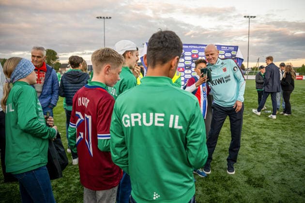 260521 Head coach Stale Solbakken of the Norwegian national football team with fans after a presentation of the squad selection ahead of the FIFA World Cup on May 21, 2026 in Grue Photo Vegard Grott BILDBYRAN kod VG VG0924 bbeng fotball fotboll soccer norge norway press conference pressekonferanse fifa world cup fotball vm vm 2026 uttak kirkenaer publik  Copyright: VEGARDxGRoTT BB260521VG021