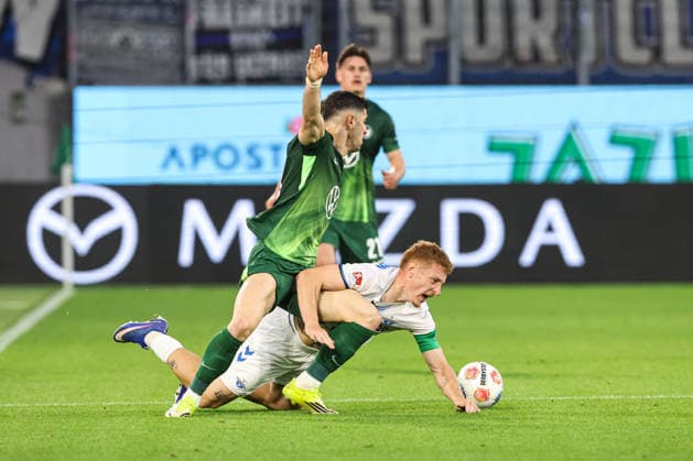 Laurin Curda SC Paderborn,17 vs Konstantinos Koulierakis VfL Wolfsburg,4 First leg relegation 2026, 1 Soccer Bundesliga season 2025 2026 VfL Wolfsburg vs SC Paderborn at the Volkswagen Arena in Wolfsburg Action,Soccer,Germany,Man,Men,21 05 2026