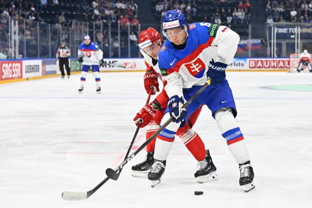 L-R Nick Olesen of Denmark, Viliam Kmec of Slovakia in action during the 2026 IIHF World Championship, WM, Weltmeisterschaft Group B, match Slovakia vs Denmark, Fribourg, Switzerland, on May 21, 2026. (CTKxPhoto RadekxPetrasek) CTKPhotoP2026052109024  CTKPhotoP2026052109024